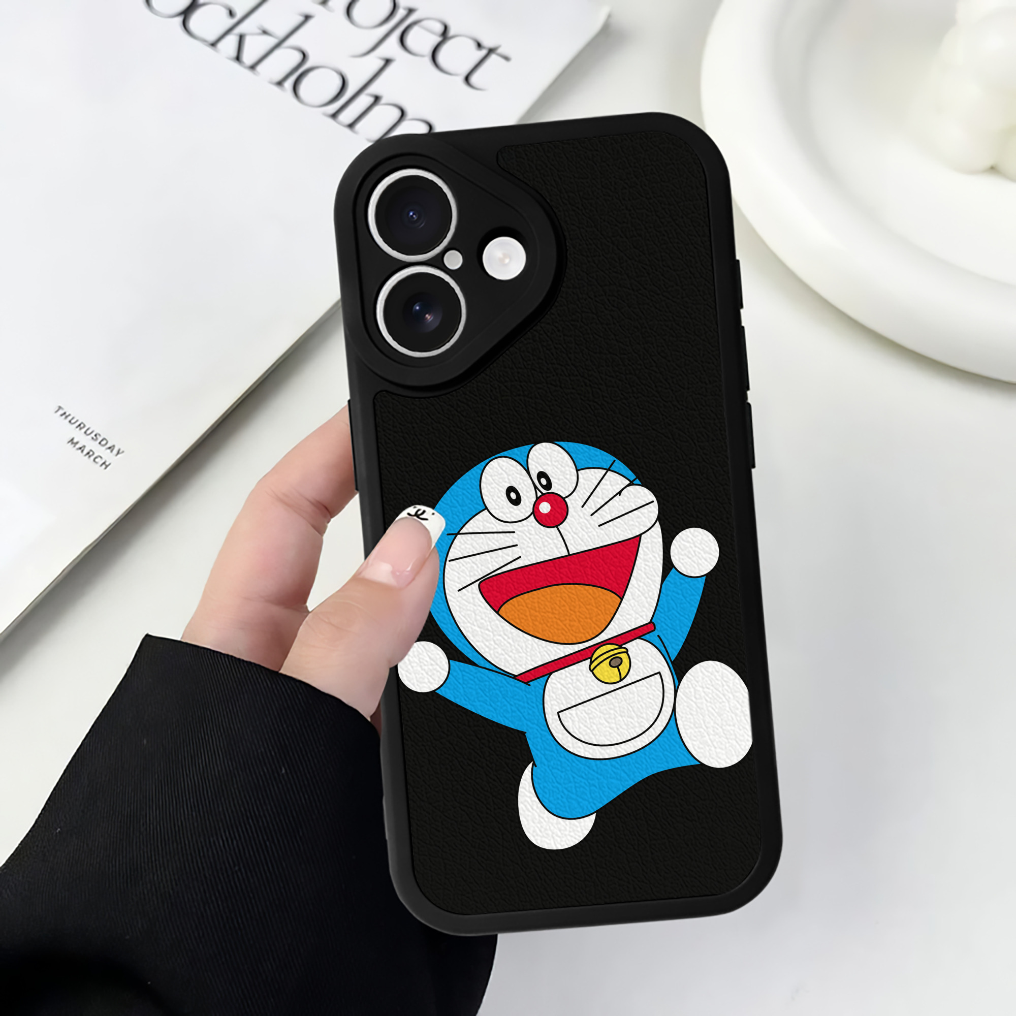 （画像用） ドラえもん Doraemon 【iPhone 16シリーズ対応】シリコンスマホケース（レザー調） 材質：シリコン
